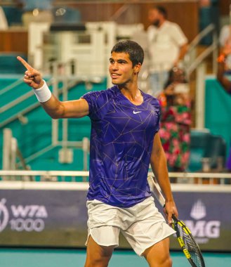 MIAMI GARDENS, FLORIDA - 1 APRIL 2022: İspanya 'dan profesyonel tenisçi Carlos Alcaraz, Miami' deki Hard Rock Stadyumu 'nda oynanan 2022 Miami Açık' taki yarı final maçı sonrasında zaferini kutladı.