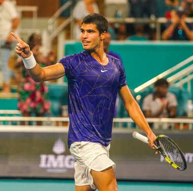 MIAMI GARDENS, FLORIDA - 1 APRIL 2022: İspanya 'dan profesyonel tenisçi Carlos Alcaraz, Miami' deki Hard Rock Stadyumu 'nda oynanan 2022 Miami Açık' taki yarı final maçı sonrasında zaferini kutladı.
