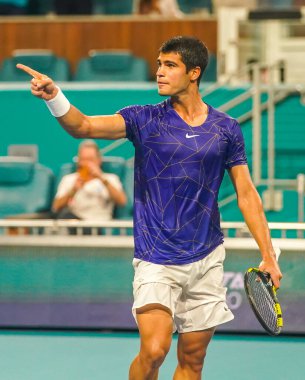 MIAMI GARDENS, FLORIDA - 1 APRIL 2022: İspanya 'dan profesyonel tenisçi Carlos Alcaraz, Miami' deki Hard Rock Stadyumu 'nda oynanan 2022 Miami Açık' taki yarı final maçı sonrasında zaferini kutladı.
