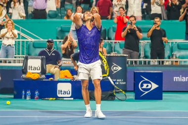 MIAMI GARDENS, FLORIDA - 1 APRIL 2022: İspanya 'dan profesyonel tenisçi Carlos Alcaraz, Miami' deki Hard Rock Stadyumu 'nda oynanan 2022 Miami Açık' taki yarı final maçı sonrasında zaferini kutladı.