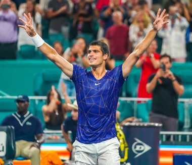 MIAMI GARDENS, FLORIDA - 1 APRIL 2022: İspanya 'dan profesyonel tenisçi Carlos Alcaraz, Miami' deki Hard Rock Stadyumu 'nda oynanan 2022 Miami Açık' taki yarı final maçı sonrasında zaferini kutladı.