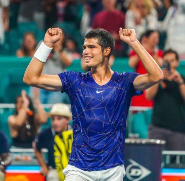 MIAMI GARDENS, FLORIDA - 1 APRIL 2022: İspanya 'dan profesyonel tenisçi Carlos Alcaraz, Miami' deki Hard Rock Stadyumu 'nda oynanan 2022 Miami Açık' taki yarı final maçı sonrasında zaferini kutladı.
