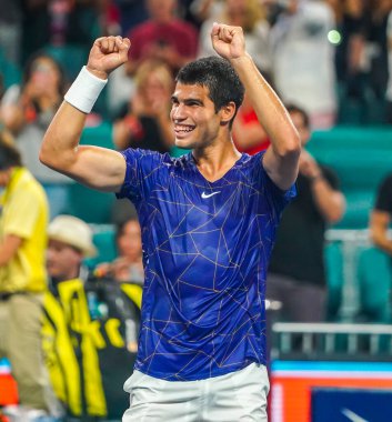MIAMI GARDENS, FLORIDA - 1 APRIL 2022: İspanya 'dan profesyonel tenisçi Carlos Alcaraz, Miami' deki Hard Rock Stadyumu 'nda oynanan 2022 Miami Açık' taki yarı final maçı sonrasında zaferini kutladı.