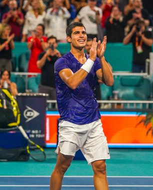 MIAMI GARDENS, FLORIDA - 1 APRIL 2022: İspanya 'dan profesyonel tenisçi Carlos Alcaraz, Miami' deki Hard Rock Stadyumu 'nda oynanan 2022 Miami Açık' taki yarı final maçı sonrasında zaferini kutladı.