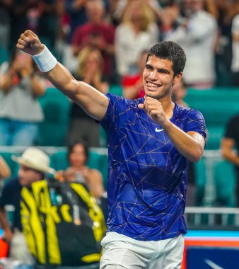 MIAMI GARDENS, FLORIDA - 1 APRIL 2022: İspanya 'dan profesyonel tenisçi Carlos Alcaraz, Miami' deki Hard Rock Stadyumu 'nda oynanan 2022 Miami Açık' taki yarı final maçı sonrasında zaferini kutladı.
