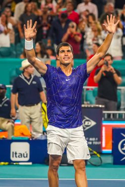 MIAMI GARDENS, FLORIDA - 1 APRIL 2022: İspanya 'dan profesyonel tenisçi Carlos Alcaraz, Miami' deki Hard Rock Stadyumu 'nda oynanan 2022 Miami Açık' taki yarı final maçı sonrasında zaferini kutladı.