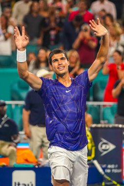 MIAMI GARDENS, FLORIDA - 1 APRIL 2022: İspanya 'dan profesyonel tenisçi Carlos Alcaraz, Miami' deki Hard Rock Stadyumu 'nda oynanan 2022 Miami Açık' taki yarı final maçı sonrasında zaferini kutladı.