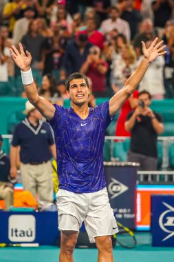 MIAMI GARDENS, FLORIDA - 1 APRIL 2022: İspanya 'dan profesyonel tenisçi Carlos Alcaraz, Miami' deki Hard Rock Stadyumu 'nda oynanan 2022 Miami Açık' taki yarı final maçı sonrasında zaferini kutladı.