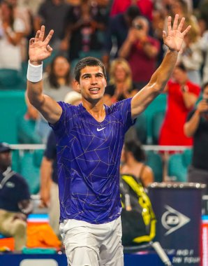 MIAMI GARDENS, FLORIDA - 1 APRIL 2022: İspanya 'dan profesyonel tenisçi Carlos Alcaraz, Miami' deki Hard Rock Stadyumu 'nda oynanan 2022 Miami Açık' taki yarı final maçı sonrasında zaferini kutladı.