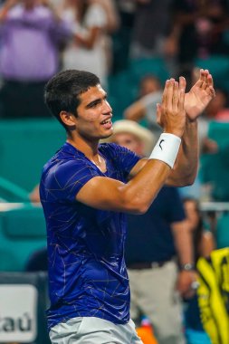 MIAMI GARDENS, FLORIDA - 1 APRIL 2022: İspanya 'dan profesyonel tenisçi Carlos Alcaraz, Miami' deki Hard Rock Stadyumu 'nda oynanan 2022 Miami Açık' taki yarı final maçı sonrasında zaferini kutladı.