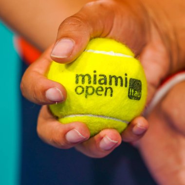 MIAMI GARDENS, FLORIDA - 1 APRIL 2022: Miami Açık tenis topu Miami Gardens, Florida 'daki Hard Rock Stadyumu' nda. Dunlop tenis topu Miami Açık 'ın resmi topunda