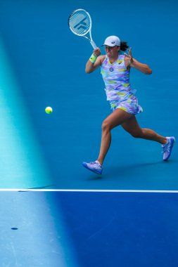 MIAMI GARDENS, FLORIDA - 2 APRIL 2022: Miami Açık 2022 şampiyonu Polonyalı Iga Swiatek, Florida 'daki Hard Rock Stadyumu' nda Japon Naomi Osaka 'ya karşı oynadığı final maçında