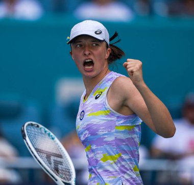 MIAMI GARDENS, FLORIDA - 2 APRIL 2022: Miami Açık 2022 şampiyonu Polonyalı Iga Swiatek, Florida 'daki Hard Rock Stadyumu' nda Japon Naomi Osaka 'ya karşı oynadığı final maçında