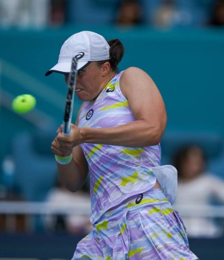 MIAMI GARDENS, FLORIDA - 2 APRIL 2022: Miami Açık 2022 şampiyonu Polonyalı Iga Swiatek, Florida 'daki Hard Rock Stadyumu' nda Japon Naomi Osaka 'ya karşı oynadığı final maçında