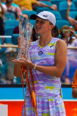MIAMI GARDENS, FLORIDA - 2 APRIL 2022: Miami Açık 2022 şampiyonu Iga Swiatek, Miami Gardens, Florida 'daki Hard Rock Stadyumu' nda Naomi Osaka 'ya karşı kazandığı zaferin ardından ödül töreninde Polonya şampiyonu oldu.