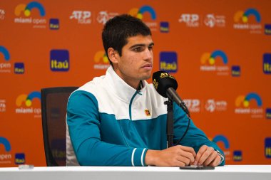 MIAMI GARDENS, FLORIDA - 1 APRIL 2022: İspanya 'dan tenisçi Carlos Alcaraz, Miami' deki Hard Rock Stadyumu 'nda 2022 Miami Açık' ta kazandığı yarı final maçı sonrasında düzenlediği basın toplantısında