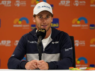 MIAMI GARDENS, FLORIDA - APRIL 1, 2022: Norveçli tenisçi Casper Ruud Miami 'deki Hard Rock Stadyumu' nda 2022 Miami Açık 'ta kazandığı yarı final maçı sonrasında düzenlediği basın toplantısında