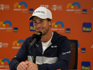 MIAMI GARDENS, FLORIDA - APRIL 1, 2022: Norveçli tenisçi Casper Ruud Miami 'deki Hard Rock Stadyumu' nda 2022 Miami Açık 'ta kazandığı yarı final maçı sonrasında düzenlediği basın toplantısında