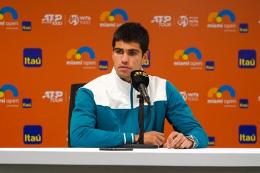 MIAMI GARDENS, FLORIDA - 1 APRIL 2022: İspanya 'dan tenisçi Carlos Alcaraz, Miami' deki Hard Rock Stadyumu 'nda 2022 Miami Açık' ta kazandığı yarı final maçı sonrasında düzenlediği basın toplantısında