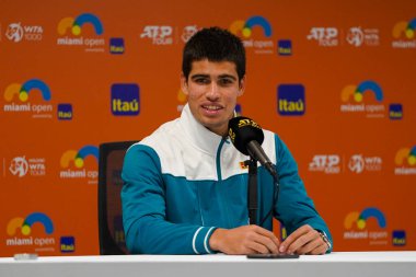 MIAMI GARDENS, FLORIDA - 1 APRIL 2022: İspanya 'dan tenisçi Carlos Alcaraz, Miami' deki Hard Rock Stadyumu 'nda 2022 Miami Açık' ta kazandığı yarı final maçı sonrasında düzenlediği basın toplantısında