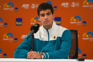 MIAMI GARDENS, FLORIDA - 1 APRIL 2022: İspanya 'dan tenisçi Carlos Alcaraz, Miami' deki Hard Rock Stadyumu 'nda 2022 Miami Açık' ta kazandığı yarı final maçı sonrasında düzenlediği basın toplantısında