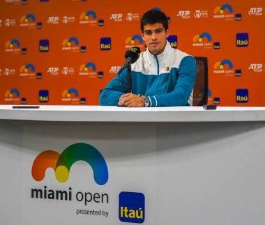 MIAMI GARDENS, FLORIDA - 1 APRIL 2022: İspanya 'dan tenisçi Carlos Alcaraz, Miami' deki Hard Rock Stadyumu 'nda 2022 Miami Açık' ta kazandığı yarı final maçı sonrasında düzenlediği basın toplantısında