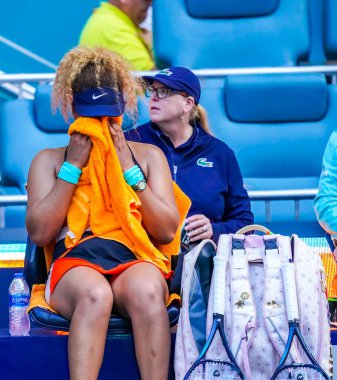 MIAMI GARDENS, FLORIDA - 31 Mart 2022: Japonya Grand Slam Şampiyonu Naomi Osaka, Miami 'deki Hard Rock Stadyumu' nda 2022 Miami Açık 'ta kazandığı yarı final maçından sonra duygusallaştı.