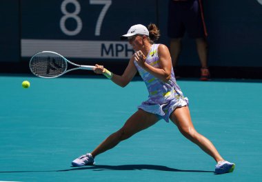 MIAMI GARDENS, FLORIDA - 2 APRIL 2022: Miami Açık 2022 şampiyonu Polonyalı Iga Swiatek, Florida 'daki Hard Rock Stadyumu' nda oynanan final maçı sonrasında Naomi Osaka 'ya karşı kazandığı zaferi kutluyor.