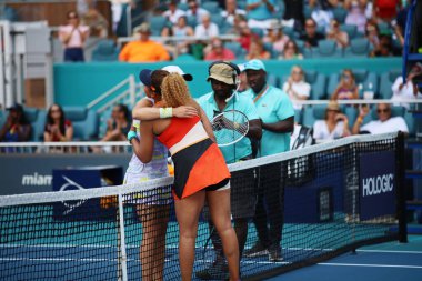 MIAMI GARDENS, FLORIDA - APRIL 2, 2022: Polonyalı tenisçiler Iga Swiatek (L) ve Miami 'deki Hard Rock Stadyumu' nda oynanan 2022 Miami Açık bayanlar final maçı sonrasında internetten Naomi Osaka