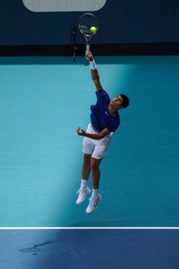 MIAMI GARDENS, FLORIDA - 3 APRIL 2022: İspanya 'dan profesyonel tenisçi Carlos Alcaraz, Miami' deki Hard Rock Stadyumu 'nda oynanan 2022 Miami Açık erkekler final maçında görev aldı.