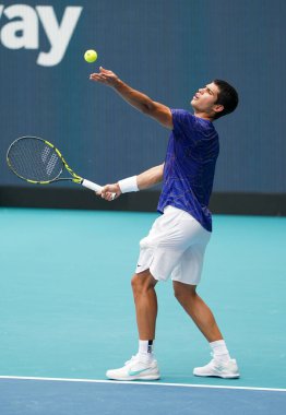 MIAMI GARDENS, FLORIDA - 3 APRIL 2022: İspanya 'dan profesyonel tenisçi Carlos Alcaraz, Miami' deki Hard Rock Stadyumu 'nda oynanan 2022 Miami Açık erkekler final maçında görev aldı.