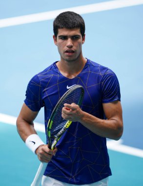 MIAMI GARDENS, FLORIDA - 3 APRIL 2022: İspanya 'dan profesyonel tenisçi Carlos Alcaraz, Miami' deki Hard Rock Stadyumu 'nda oynanan 2022 Miami Açık erkekler final maçında görev aldı.