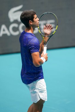 MIAMI GARDENS, FLORIDA - 3 APRIL 2022: İspanya 'dan profesyonel tenisçi Carlos Alcaraz, Miami' deki Hard Rock Stadyumu 'nda oynanan 2022 Miami Açık erkekler final maçında görev aldı.