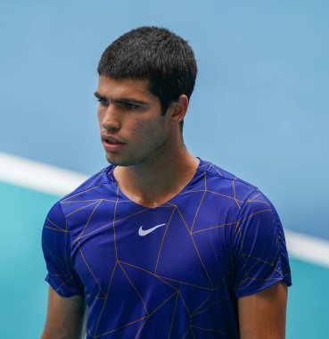 MIAMI GARDENS, FLORIDA - 3 APRIL 2022: İspanya 'dan profesyonel tenisçi Carlos Alcaraz, Miami' deki Hard Rock Stadyumu 'nda oynanan 2022 Miami Açık erkekler final maçında görev aldı.