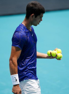 MIAMI GARDENS, FLORIDA - 3 APRIL 2022: İspanya 'dan profesyonel tenisçi Carlos Alcaraz, Miami' deki Hard Rock Stadyumu 'nda oynanan 2022 Miami Açık erkekler final maçında görev aldı.