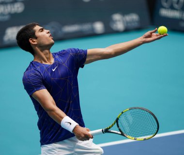 MIAMI GARDENS, FLORIDA - 3 APRIL 2022: İspanya 'dan profesyonel tenisçi Carlos Alcaraz, Miami' deki Hard Rock Stadyumu 'nda oynanan 2022 Miami Açık erkekler final maçında görev aldı.