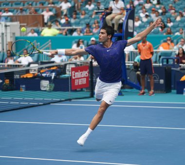 MIAMI GARDENS, FLORIDA - 3 APRIL 2022: Miami Açık 2022 İspanya Şampiyonu Carlos Alcaraz Miami, Florida 'daki Hard Rock Stadyumu' nda oynanan erkekler final maçında
