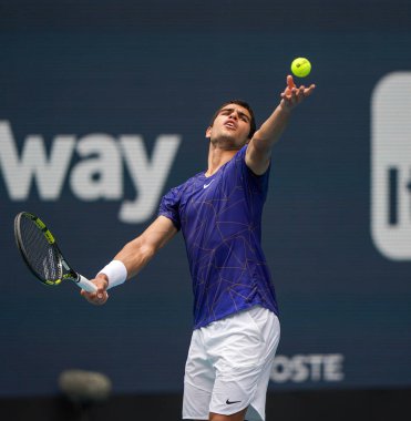 MIAMI GARDENS, FLORIDA - 3 APRIL 2022: Miami Açık 2022 İspanya Şampiyonu Carlos Alcaraz Miami, Florida 'daki Hard Rock Stadyumu' nda oynanan erkekler final maçında