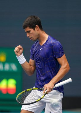 MIAMI GARDENS, FLORIDA - 3 APRIL 2022: Miami Açık 2022 İspanya Şampiyonu Carlos Alcaraz Miami, Florida 'daki Hard Rock Stadyumu' nda oynanan erkekler final maçında