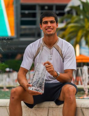 MIAMI GARDENS, FLORIDA - 3 APRIL 2022: Miami Açık 2022 İspanya Şampiyonu Carlos Alcaraz, Florida 'daki Hard Rock Stadyumu' nda Casper Ruud 'a karşı kazandığı zaferden sonra poz verdi.