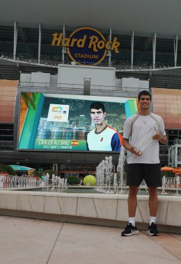 MIAMI GARDENS, FLORIDA - 3 APRIL 2022: Miami Açık 2022 İspanya Şampiyonu Carlos Alcaraz, Florida 'daki Hard Rock Stadyumu' nda Casper Ruud 'a karşı kazandığı zaferden sonra poz verdi.