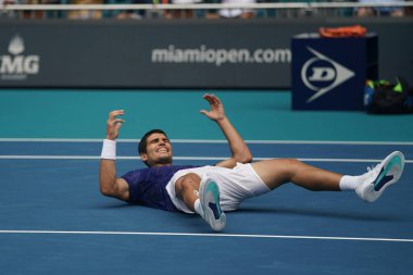 MIAMI GARDENS, FLORIDA - 3 APRIL 2022: Miami Açık 2022 İspanya Şampiyonu Carlos Alcaraz, Miami, Florida 'daki Hard Rock Stadyumu' nda oynanan erkekler final maçı sonrasında zaferini kutladı.