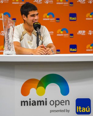 MIAMI GARDENS, FLORIDA - 3 APRIL 2022: Miami Open 2022 İspanya Şampiyonu Carlos Alcaraz, Miami, Florida 'daki Hard Rock Stadyumu' ndaki erkekler final maçı sonrasında düzenlediği basın toplantısında