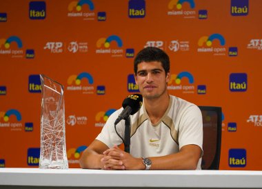 MIAMI GARDENS, FLORIDA - 3 APRIL 2022: Miami Open 2022 İspanya Şampiyonu Carlos Alcaraz, Miami, Florida 'daki Hard Rock Stadyumu' ndaki erkekler final maçı sonrasında düzenlediği basın toplantısında
