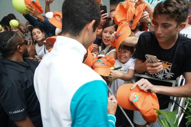MIAMI GARDENS, FLORIDA - 3 APRIL 2022: Miami Open 2022 İspanya şampiyonu Carlos Alcaraz, Miami Gardens, Florida 'daki Hard Rock Stadyumu' nda oynadığı erkekler final maçı sonrasında imza dağıttı.