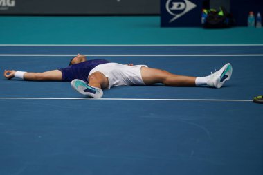 MIAMI GARDENS, FLORIDA - 3 APRIL 2022: Miami Açık 2022 İspanya Şampiyonu Carlos Alcaraz, Miami, Florida 'daki Hard Rock Stadyumu' nda oynanan erkekler final maçı sonrasında zaferini kutladı.