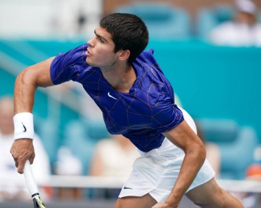 MIAMI GARDENS, FLORIDA - 3 APRIL 2022: Miami Açık 2022 İspanya Şampiyonu Carlos Alcaraz Miami, Florida 'daki Hard Rock Stadyumu' nda oynanan erkekler final maçında