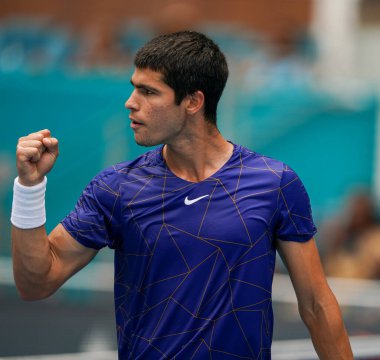 MIAMI GARDENS, FLORIDA - 3 APRIL 2022: Miami Açık 2022 İspanya Şampiyonu Carlos Alcaraz Miami, Florida 'daki Hard Rock Stadyumu' nda oynanan erkekler final maçında