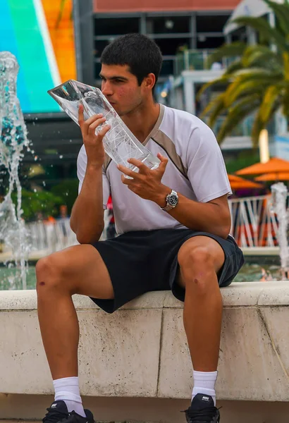 MIAMI GARDENS, FLORIDA - 3 APRIL 2022: Miami Açık 2022 İspanya Şampiyonu Carlos Alcaraz, Florida 'daki Hard Rock Stadyumu' nda Casper Ruud 'a karşı kazandığı zaferden sonra poz verdi.