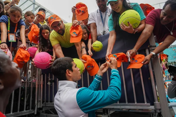 MIAMI GARDENS, FLORIDA - 3 APRIL 2022: Miami Open 2022 İspanya şampiyonu Carlos Alcaraz, Miami Gardens, Florida 'daki Hard Rock Stadyumu' nda oynadığı erkekler final maçı sonrasında imza dağıttı.